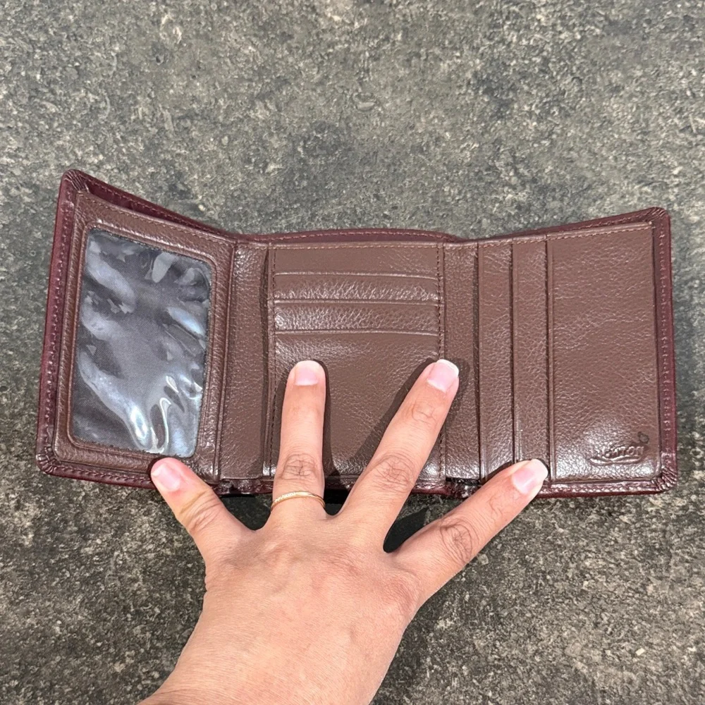 Brighton Men's Distressed Brown Leather Triflold Wallet w/ Silver Metal Golfer